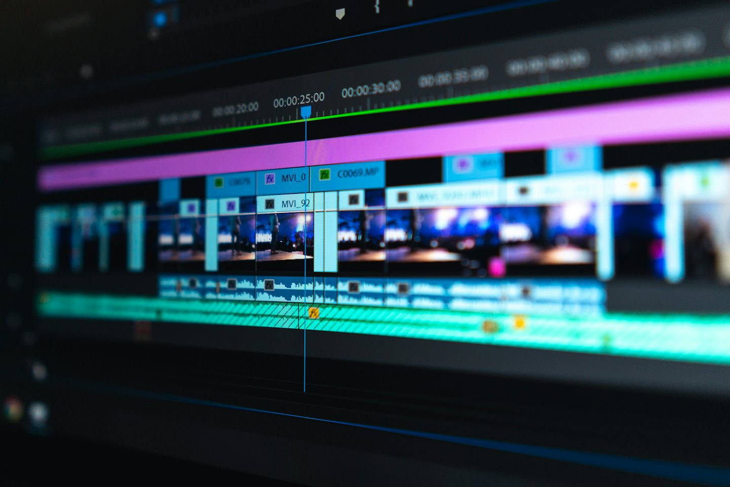 Computerbildschirm zeigt Videobearbeitungssoftware mit bunten Zeitleisten.