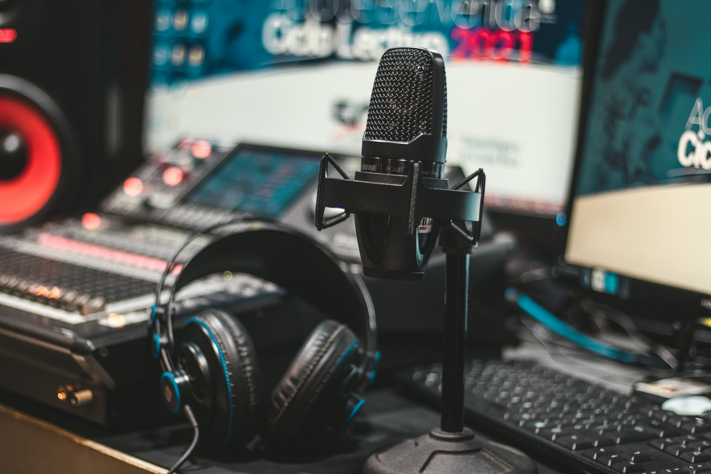 Studiomikrofon und Audiogeräte im Studio.
